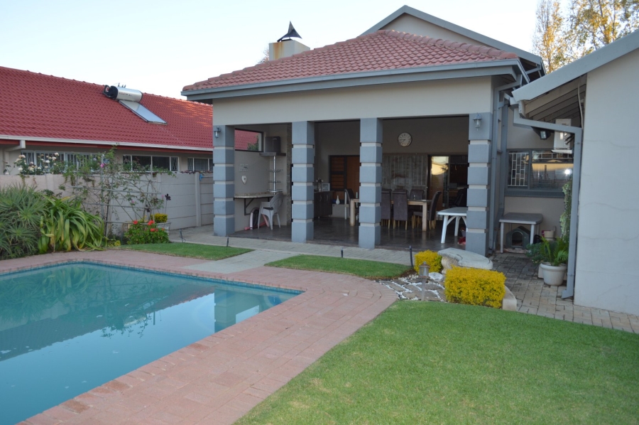 4 Bedroom Property for Sale in Flamwood North West